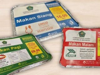 Petugas Penyelenggara Ibadah Haji (PPIH) Arab Saudi 1444 H/2023 M tahun ini mengganti menu sarapan untuk jemaah haji. Menu yang awalnya akan disajikan dalam bentuk roti, tahun ini diberikan berupa sarapan nasi, lauk, dan air mineral.