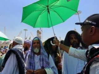 Sejumlah jemaah haji membagikan pengalaman beribadah di tengah dahsyatnya musim panas Arab Saudi.