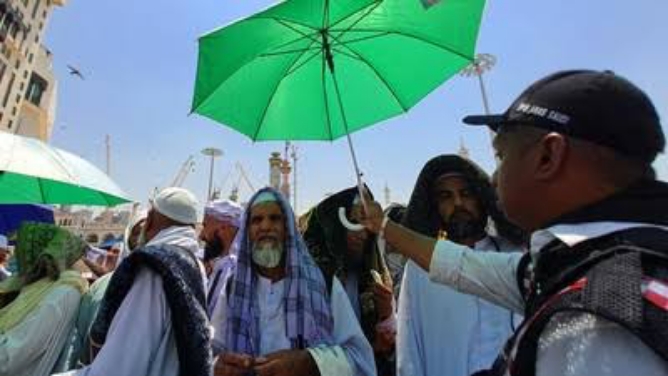 Sejumlah jemaah haji membagikan pengalaman beribadah di tengah dahsyatnya musim panas Arab Saudi.