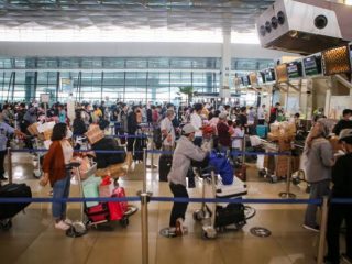 Pergerakan arus warga Indonesia atau WNI yang pergi ke luar negeri melalui Bandara Internasional Soekarno Hatta tercatat mengalami peningkatan selama masa liburan sekolah dan libur panjang Idul Adha