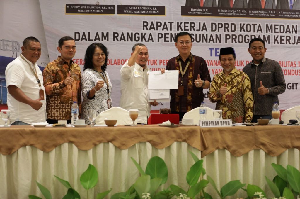Pimpinan komisi menyerahkan masukan ke pimpinan DPRD Medan