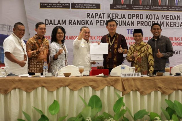 Pimpinan komisi menyerahkan masukan ke pimpinan DPRD Medan