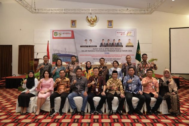 Pimpinan DPRD Medan berfoto bersama dengan para staf DPRD Medan di sela sela rapat kerja DPRD Medan