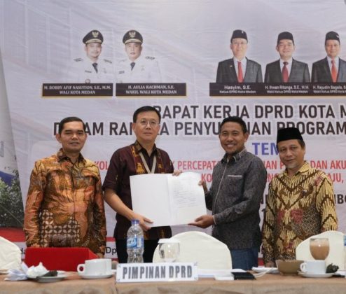 Pimpinan komisi menyerahkan masukan kepada pimpinan DPRD Medan