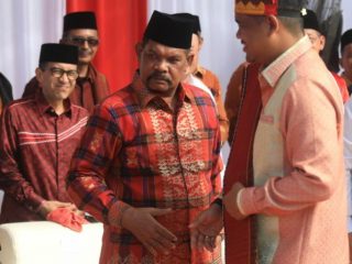 Walikota Medan, Bobby Nasution saat berbincang dengan mantan Walikota Medan, Rahudman Harahap di sela sela upacara peringatan HUT Kota Medan ke -433 tahun di Stadion Teladan Medan, Senin (3/7/2023)