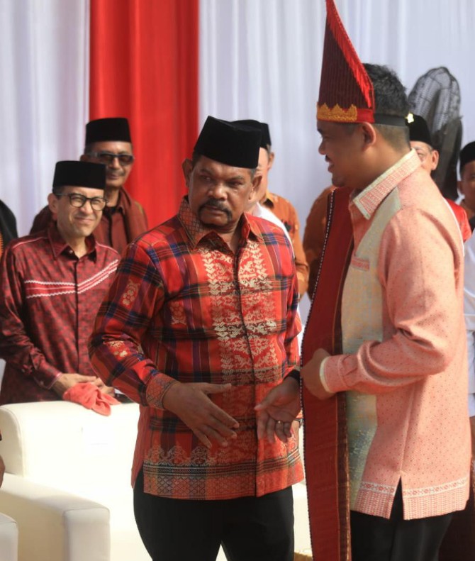 Walikota Medan, Bobby Nasution saat berbincang dengan mantan Walikota Medan, Rahudman Harahap di sela sela upacara peringatan HUT Kota Medan ke -433 tahun di Stadion Teladan Medan, Senin (3/7/2023)
