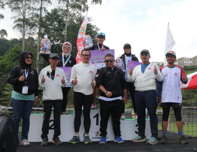 Ketum ALTI yang juga Walikota Bogor, Bima Arya Sugiarto (tiga dari kiri) didampingi Pj KORMI Sumut Samsudin Tarigan (tiga dari kanan) berfoto bersama usai menyerahkan medali kelas 10 km putri. ALTI Sumut merebut 1 medali perak dan 1 medali perunggu di cabang Lari Trail FORNAS VII, Jawa Barat.(kaldera/HO)
