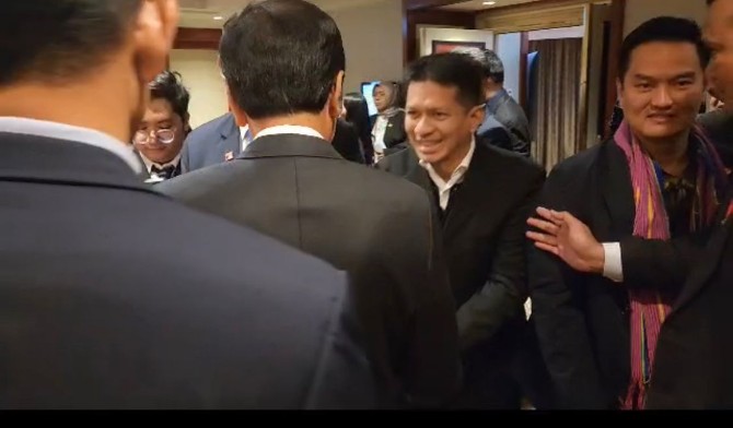 Tampak dalam foto Ketua Kadin Sumut Firsal Ferial Mutyara bersalaman dengan Presiden Jokowi (membelakangi kamera) dalam pertemuan bersama para CEO perusahaan terkemuka di Australia, kemarin.