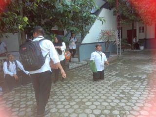 Ahmad Faury (kanan bertopi) saat menunggu proses seleksi untuk KPU Serdangbedagai