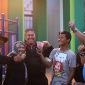 Ketua KORMI Sumut Baharuddin Siagian secara spontan memberikan hadiah pada Koko Priyono, pegiat KOSTI Sumut yang meraih medali emas di Fornas VII, Jawa Barat, 4 Juli 2023 sore. Hingga hari ketiga Sumut mengumpulkan 2 emas, 3 perak dan 3 perunggu.(kaldera/HO)