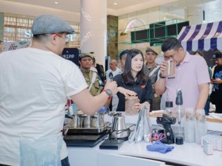 Walikota Medan, Bobby Nasution saat menyicipi kopi di Festival Kopi di Sun Plaza Medan