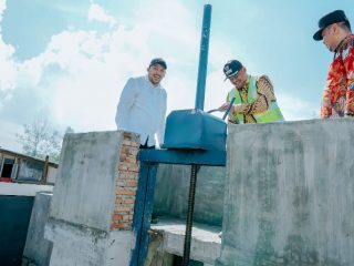 Walikota Medan, Bobby Nasution saat meninjau pompa air untuk mengatasi banjir rob di kawasan Belawan, Kamis(6/7/2023)
