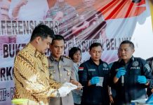 Walikota Medan, Bobby Nasution bersama Kapolres Pelabuhan Belawan saat paparan di Mako Polres Pelabuhan Belawan, Kamis (6/7/2023)