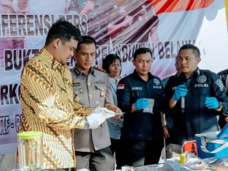 Walikota Medan, Bobby Nasution bersama Kapolres Pelabuhan Belawan saat paparan di Mako Polres Pelabuhan Belawan, Kamis (6/7/2023)