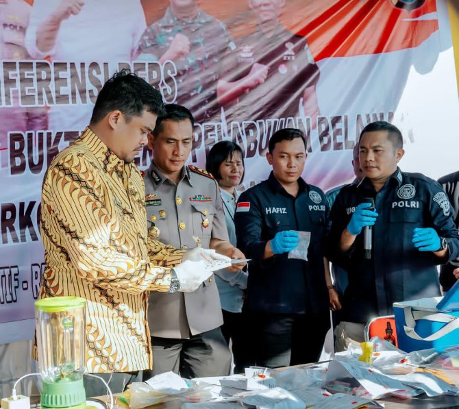 Walikota Medan, Bobby Nasution bersama Kapolres Pelabuhan Belawan saat paparan di Mako Polres Pelabuhan Belawan, Kamis (6/7/2023)