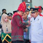 Walikota Medan, Bobby Afif Nasution menyematkan pin camat kepada Camat Medan Denai, Ananda Sulung Parlauangan yang baru dilantik, Jumat (7/7/2023)