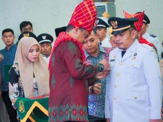 Walikota Medan, Bobby Afif Nasution menyematkan pin camat kepada Camat Medan Denai, Ananda Sulung Parlauangan yang baru dilantik, Jumat (7/7/2023)