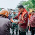 Walikota Medan, Bobby Nasution memberikan bendera merah putih kepada pengendara yang melintas di Jalan Kapten Maulana Lubis, Jumat (7/7/2023)