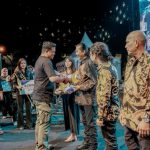 Para seniman Kota Medan ketika menerima penghargaan dari Walikota Medan, Bobby Nasution