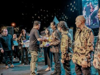 Para seniman Kota Medan ketika menerima penghargaan dari Walikota Medan, Bobby Nasution