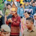 Walikota Medan, Bobby Nasution bersama Ketua TP PKK Kota Medan, Kahiyang Ayu dan Wakil Walikota Medan, Aulia Rachman saat mengikuti pawai Colorful Medan Carnival