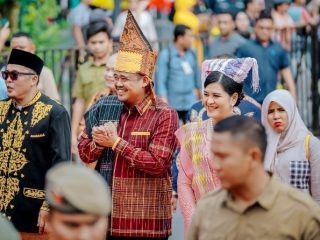 Walikota Medan, Bobby Nasution bersama Ketua TP PKK Kota Medan, Kahiyang Ayu dan Wakil Walikota Medan, Aulia Rachman saat mengikuti pawai Colorful Medan Carnival