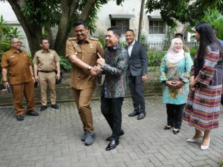 Walikota Medan, Bobby Nasution ketika menerima kunjungan Menteri Kedua Pendidikan dan Luar Negeri Singapura di Rumah Tjong A Fie, Jalan Ahmad Yani, Medan, Senin (10/7/2023)