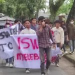 Puluhan mahasiswa saat melakukan aksi di depan Kantor Kejari Medan, Selasa (11/7/2023)