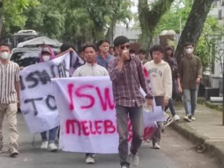 Puluhan mahasiswa saat melakukan aksi di depan Kantor Kejari Medan, Selasa (11/7/2023)