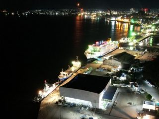 PT Pelindo Multi Terminal (SPMT), salah satu Sub-Holding PT Pelabuhan Indonesia (Persero) / Pelindo yang bergerak di bidang pelayanan operasional terminal non-petikemas berkomitmen penuh dalam mengawal konektivitas logistik pembangunan Ibu Kota Negara (IKN) Nusantara di Sepaku, Penajam Paser Utara, Kalimantan Timur.