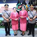 Kapoldasu Irjen Pol Agung Setya Imam Effendi dan isteri (kiri) berfoto bersama mantan Kapoldasu Irjen Pol RZ Panca Putra Simanjuntak dan isteri (kanan) berfoto bersama usai pelantikan.(kaldera/HO)