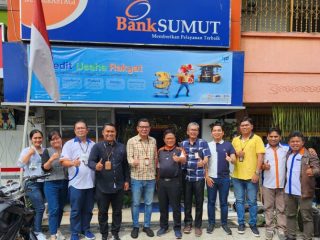 Dirut PT Bank Sumut Babay Parid Wazdi (tengah) saat roadshow ke KC Bank Sumut Berastagi.(kaldera/HO)