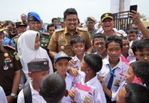 Walikota Medan, Bobby Nasution bersama para siswa