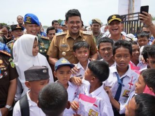 Tidak lagi Bawa Kendaraan Sendiri, Bobby Nasution Serahkan 3 Unit Bus Antar Jemput Siswa