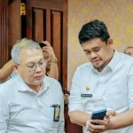 Walikota Medan, Bobby Nasution saat berbincang dengan perwakilan Kementrian PUPR di Balai Kota, Selasa (18/7/2023)
