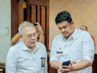 Walikota Medan, Bobby Nasution saat berbincang dengan perwakilan Kementrian PUPR di Balai Kota, Selasa (18/7/2023)