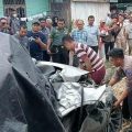 Petugas mengevakuasi mobil yang mengalami kecelakaan di lintasan kereta api Kab Asahan, kemarin