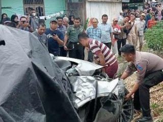 Petugas mengevakuasi mobil yang mengalami kecelakaan di lintasan kereta api Kab Asahan, kemarin