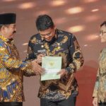 Menteri ATR/BPN, Hadi Tjahjanto menyerahkan sertifikat tanah kepada Walikota Medan, Bobby Nasution