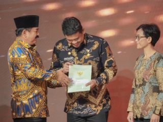 Menteri ATR/BPN, Hadi Tjahjanto menyerahkan sertifikat tanah kepada Walikota Medan, Bobby Nasution