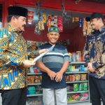Menteri ATR/BPN, Hadi Tjahjanto disamping Walikota Medan saat menyerahkan PTSL ke warga Kecamatan Medan Denai, Kamis (20/7/2023)