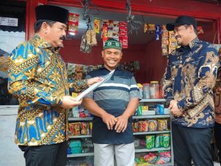 Menteri ATR/BPN, Hadi Tjahjanto disamping Walikota Medan saat menyerahkan PTSL ke warga Kecamatan Medan Denai, Kamis (20/7/2023)