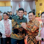Walikota Medan, Bobby Nasution menyalami Irjen Pol RZ Panca Putra