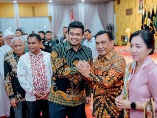 Walikota Medan, Bobby Nasution menyalami Irjen Pol RZ Panca Putra