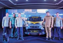 Walikota Medan, Bobby Nasution bersama Kapoldasu dan Forkopimda Medan berfoto bersama di mobil patroli 24 jam