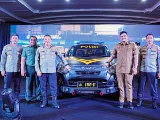 Walikota Medan, Bobby Nasution bersama Kapoldasu dan Forkopimda Medan berfoto bersama di mobil patroli 24 jam