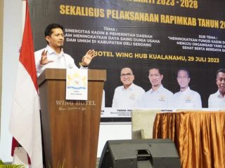 Ketua Kadin Sumut Firsal Ferial Mutyara saat mengukuhkan pengurus Kadin Deliserdang.