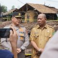 Kapoldasu, Irjend Pol Agung Imam Setya bersama Plt Bupati Langkat, Syah Afandin saat memberikan keterangan terkait penggrebekan dapur arang ilegal di Langkat