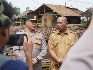 Kapoldasu, Irjend Pol Agung Imam Setya bersama Plt Bupati Langkat, Syah Afandin saat memberikan keterangan terkait penggrebekan dapur arang ilegal di Langkat
