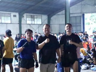 Ketua KORMI Sumut Baharuddin Siagian (tengah) berfoto bersama Mitro (pegiat ASTA Sumut) dan Kelana (pegiat ASTA Jabar) usai pertandingan yang dimenangkan Mitro, kemarin. (kaldera/HO)
